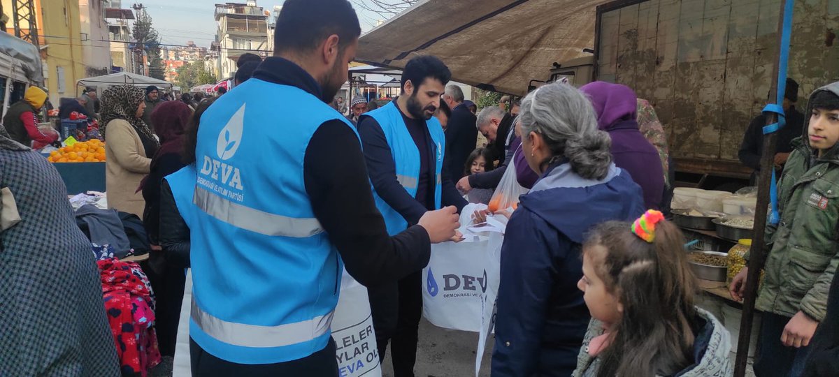 antakyayadeva's tweet photo. İlçe Başkanımız ve il, ilçe başkan yardımcılarımız ile birlikte Esenlik Mahallesi Cuma semt pazarındayız.
"Fileler Dolsun, Oylar Deva Olsun" sloganı ile vatandaşlarımıza pazar çantası takdim ediyoruz
“Hedeflediğimiz Türkiye; mutlu, özgür ve zengin bir Türkiye.”
#Devapazarda https://t.co/0aV39zyyDL
