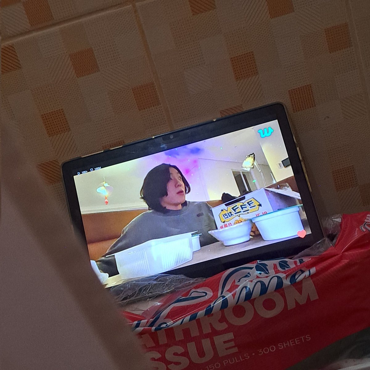 raebora's tweet image. I haven't washed up yet but I don't wanna miss Jungkook's live. so I brought him to the wash room 🤣😍💜

#knowyourpriority
#JungkookLiveWeverse 
#JUNGKOOK