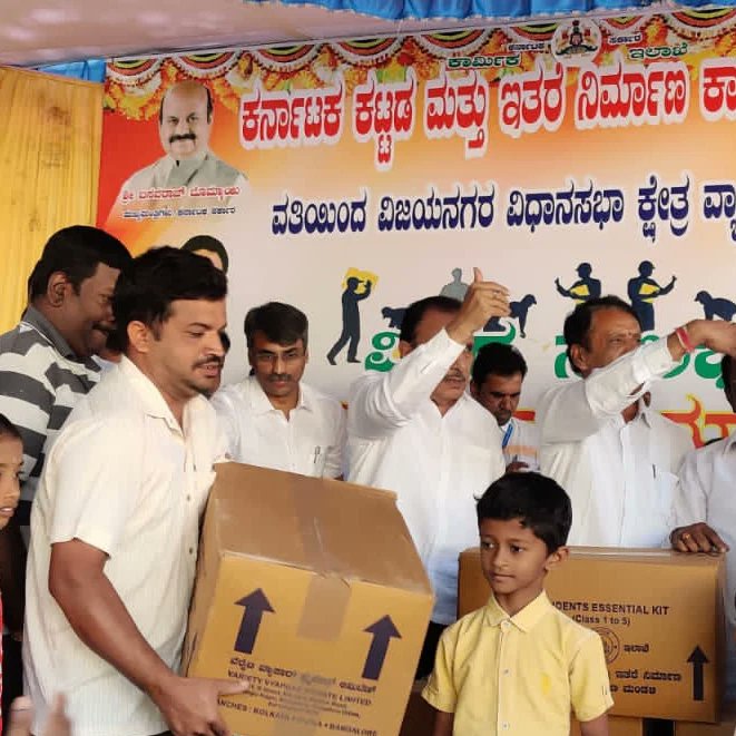 WorkersBoard's tweet photo. ಮಂಡಳಿಯ ವತಿಯಿಂದ ಬೆಂಗಳೂರು ನಗರದ ವಿಜಯನಗರದಲ್ಲಿ ನೋಂದಾಯಿತ ಕಟ್ಟಡ ಕಾರ್ಮಿಕರಿಗೆ ಹಲವಾರು ಸೌಲಭ್ಯಗಳನ್ನು ಮಾನ್ಯ ಶಾಸಕರಾದ ಶ್ರೀ @mkrishnappa_MLA ಅವರು ವಿತರಿಸಿದರು.
ಈ ಸಂದರ್ಭದಲ್ಲಿ ಕಾರ್ಮಿಕ ಇಲಾಖೆಯ ಅಧಿಕಾರಿಗಳು ಉಪಸ್ಥಿತರಿದ್ದರು.
#KBOCWWB #ಶ್ರಮಮೇವ_ಜಯತೇ #FreeToolKitDistribution https://t.co/t5V3qQRDOa