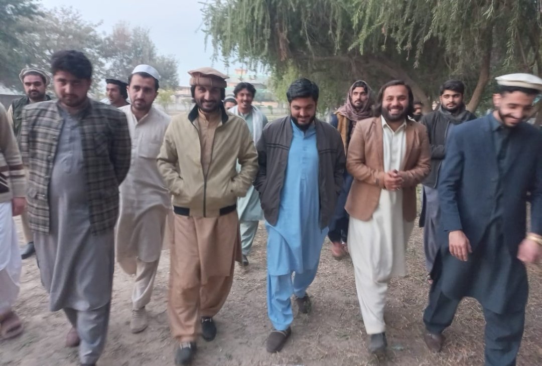 NadeemAsker's tweet photo. 5فروري اتوار په ورځ سحر11بحې بنو ټاون شپ چړيا ګر کې به د ملک رحمت غلام وﺯير سره د اخپل قام مشرانو او ځوانان په ملي جمهوري غورځنګ کې شموليتي غونډه وى.
نن مو د بنو چړيا ګر ملک رحمت غلام سره شريکه دوره وکړه.NSM ملګري دې اخپلې تياريانې په نظر کې اوساتي
#NDMZindabad https://t.co/KZAz7azJ89