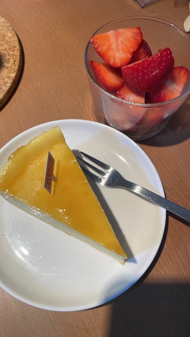 そして食後にケーキ🌟と、いちごー! 
