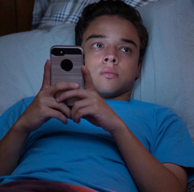 yo en twitter y al mismo tiempo viendo la serie o película que puse en la TV