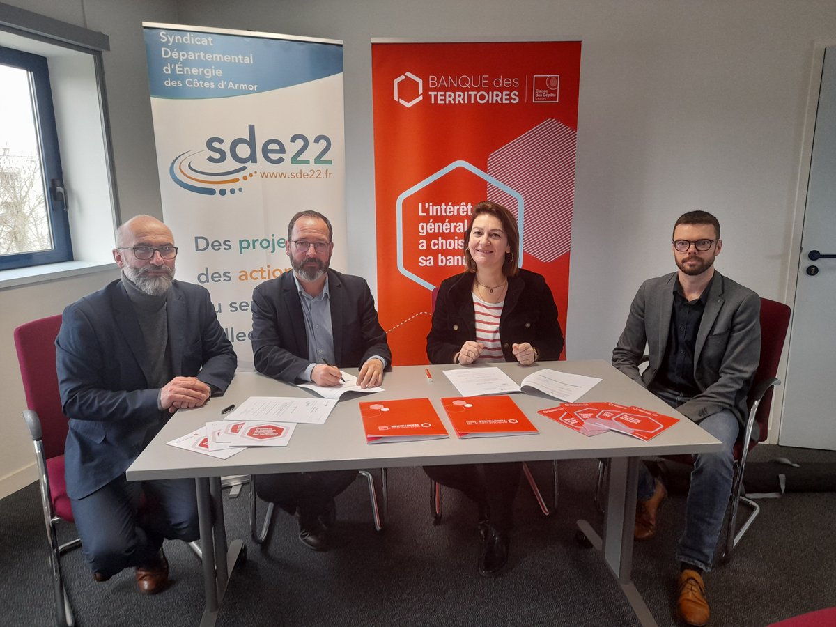 SDE22 (@22sde) on Twitter photo En partenariat avec la <a href="/BanqueDesTerr/">Banque des Territoires</a>, le SDE22 travaille à la réalisation d’un Schéma #Mobilités, pour planifier le développement des infrastructures de recharge des véhicules électriques, au gaz #GNV #bioGNV et à l'#hydrogène vert, @sabrinamarcault <a href="/DomRamard/">Dominique RAMARD</a> <a href="/LABBE_JeanMarc/">Jean-Marc LABBE</a> En partenariat avec la <a href="/BanqueDesTerr/">Banque des Territoires</a>, le SDE22 travaille à la réalisation d’un Schéma #Mobilités, pour planifier le développement des infrastructures de recharge des véhicules électriques, au gaz #GNV #bioGNV et à l'#hydrogène vert, @sabrinamarcault <a href="/DomRamard/">Dominique RAMARD</a> <a href="/LABBE_JeanMarc/">Jean-Marc LABBE</a>