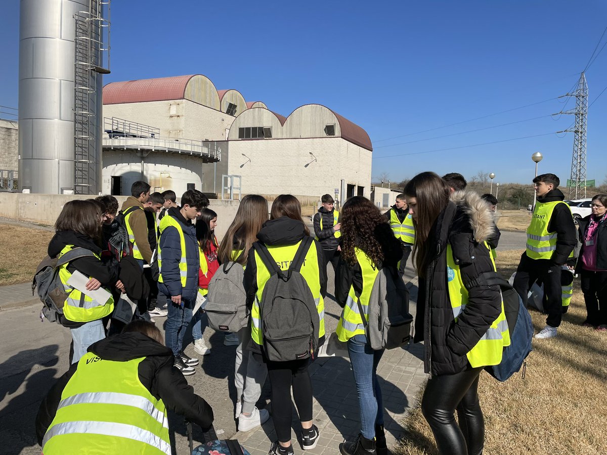 InsXammar's tweet photo. Visita a la potabilitzadora de Cardedeu i a l’Estació Depuradora d’Aigües Residuals de Granollers amb l’alumnat de 4t per veure i entendre el tractament que rep l’aigua abans i després d’arribar a casa nostra. #aprenserveisambientals #atll https://t.co/ECAF9dv6f2
