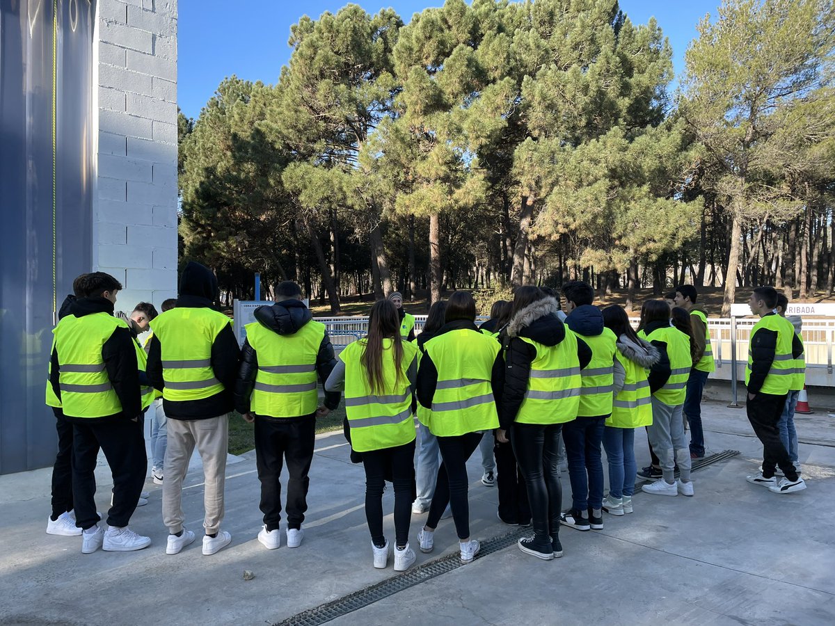 InsXammar's tweet photo. Visita a la potabilitzadora de Cardedeu i a l’Estació Depuradora d’Aigües Residuals de Granollers amb l’alumnat de 4t per veure i entendre el tractament que rep l’aigua abans i després d’arribar a casa nostra. #aprenserveisambientals #atll https://t.co/ECAF9dv6f2