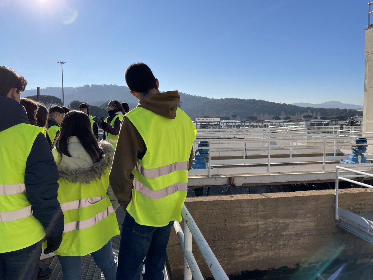 InsXammar's tweet photo. Visita a la potabilitzadora de Cardedeu i a l’Estació Depuradora d’Aigües Residuals de Granollers amb l’alumnat de 4t per veure i entendre el tractament que rep l’aigua abans i després d’arribar a casa nostra. #aprenserveisambientals #atll https://t.co/ECAF9dv6f2