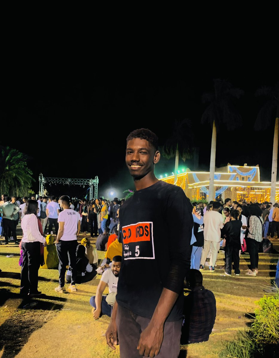 Mugtaba422's tweet photo. 👨🏾‍🎓😮‍💨 https://t.co/qj9YpGfSra