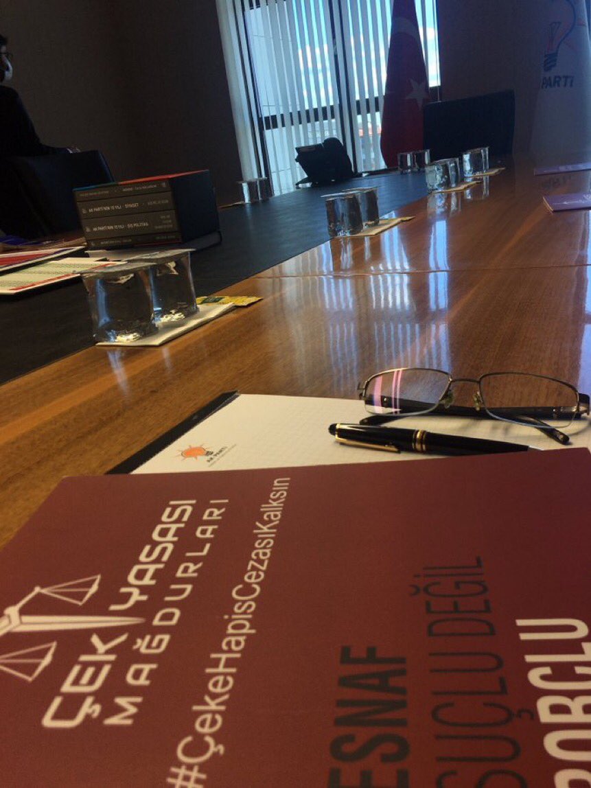 <a href="/akbasogluemin/">Av. M.Emin AKBAŞOĞLU 🇹🇷</a> #CekeHapisCezasıKalksın 
Bu Esnaf yapilani da unutmayacak,
Yapilmayani da..
Siz ekonomik dalgalanmalar yuzunden borc batagindaki Esnafin hapse gidisine engel olmazsaniz,
Insanlarin hayatlarini taksitle erteleme ile oyalarsaniz,
Bu is sandikta bitecek.
<a href="/yilmaztunc/">Yılmaz TUNÇ</a> <a href="/bybekirbozdag/">Bekir  Bozdağ</a>