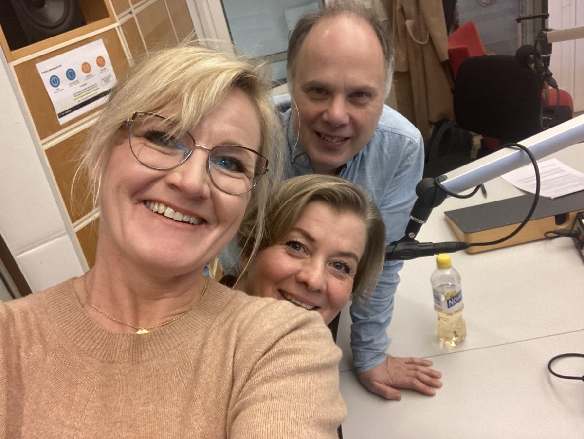 शुक्रवारं <a href="/elliflen/">Elli Flen</a> <a href="/nettebjorkqvist/">Jeanette Björkqvist</a> #eftersnack arenan.yle.fi/poddar/1-64685…