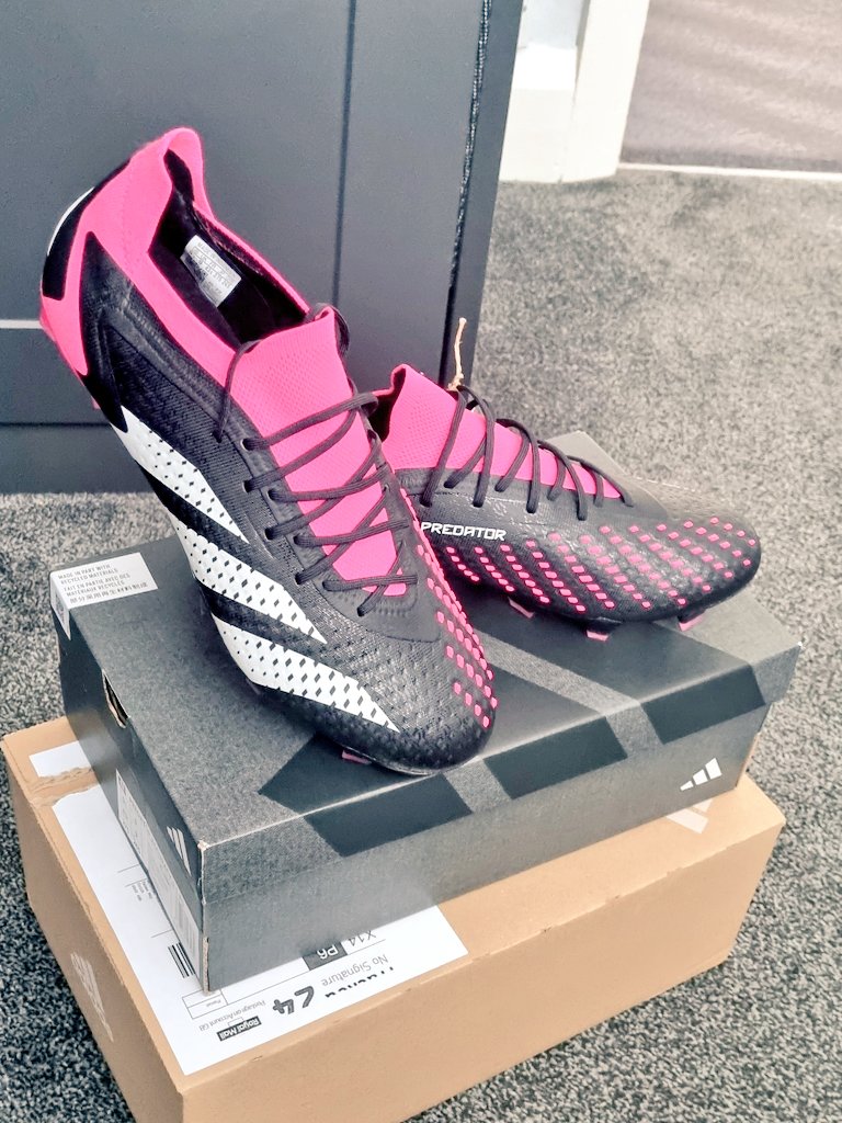 FPL_Chrispy's tweet photo. Had these arrive today , thank you @adidasfootball . These are some of the best looking boots I have seen in a very long time. Can wait to take them for a proper competitive spin at the weekend.
#adidaspredator
#predatoraccuracy
#adidas https://t.co/BYTRrhrFmi