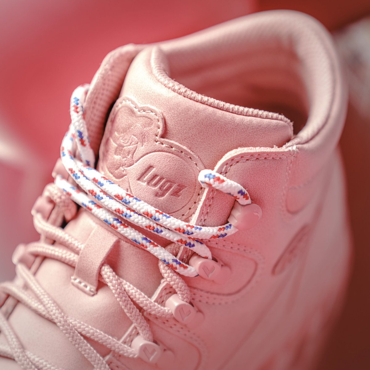 nicekicks's tweet photo. Lugz and Bazooka Bubble Gum get nostalgic for National Bubble Gum Day with new gum-inspired Colorado and Zoya boots 😃🫧 https://t.co/fHbCiwp7iF