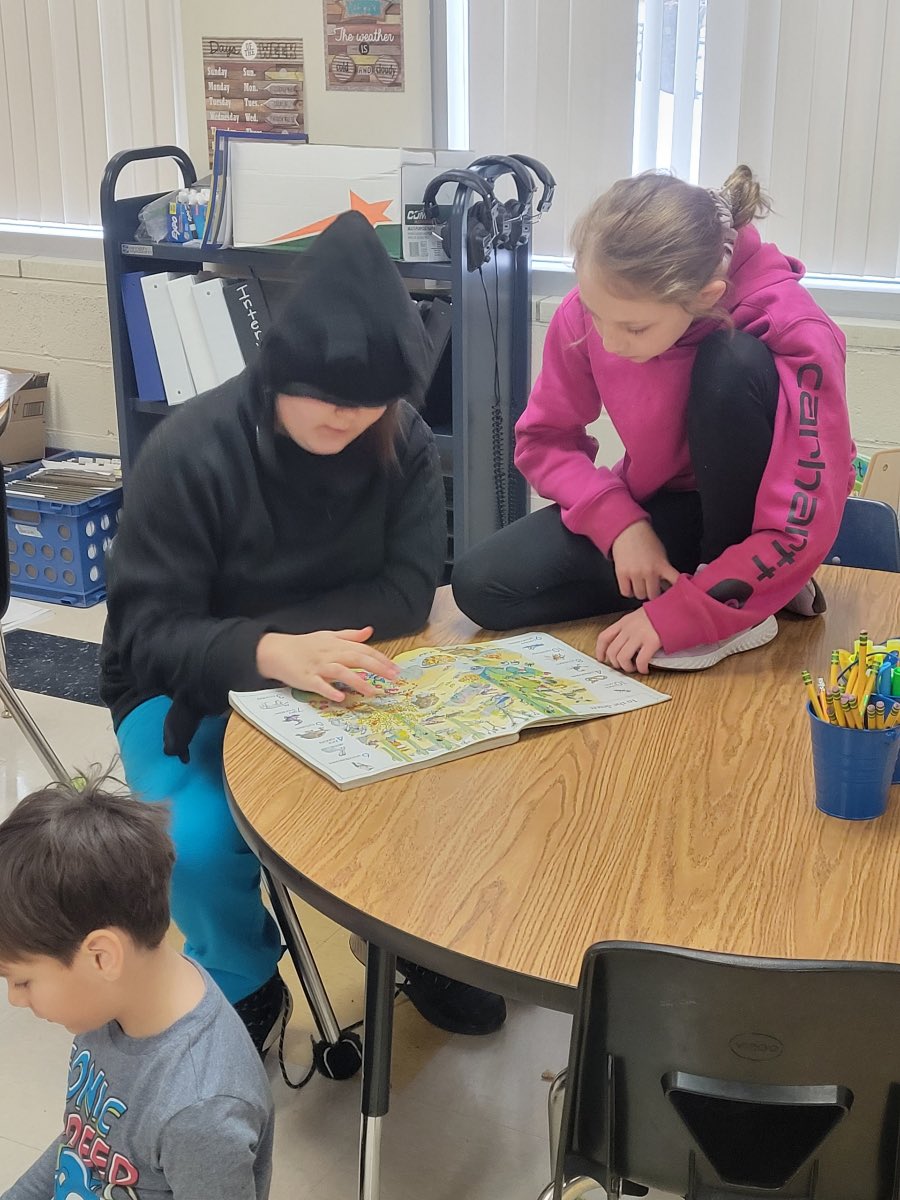 HumphreyElem's tweet photo. Taking a little time to Stop, Drop, and Read to each other. 🛑👇🏼📚❤️ #LAKERproud #ILoveToRead https://t.co/tWILHQNjjX