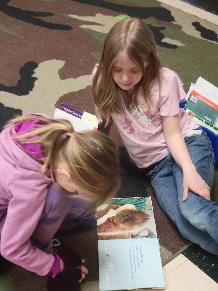 HumphreyElem's tweet photo. Taking a little time to Stop, Drop, and Read to each other. 🛑👇🏼📚❤️ #LAKERproud #ILoveToRead https://t.co/tWILHQNjjX