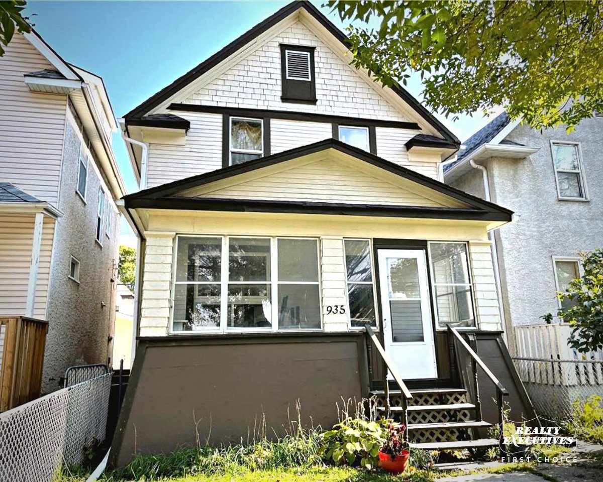 RealtyExecsWpg's tweet photo. Take a look at these Featured Listings:

935 Lipton Street - Sargent Park, Winnipeg
4 Avondale Road - St Vital, Winnipeg
46 Craigmohr Drive - Richmond West, Winnipeg 
153 Canora Street - Wolseley, Winnipeg

https://t.co/rp0u0le3rl https://t.co/jVrhjdAFcJ