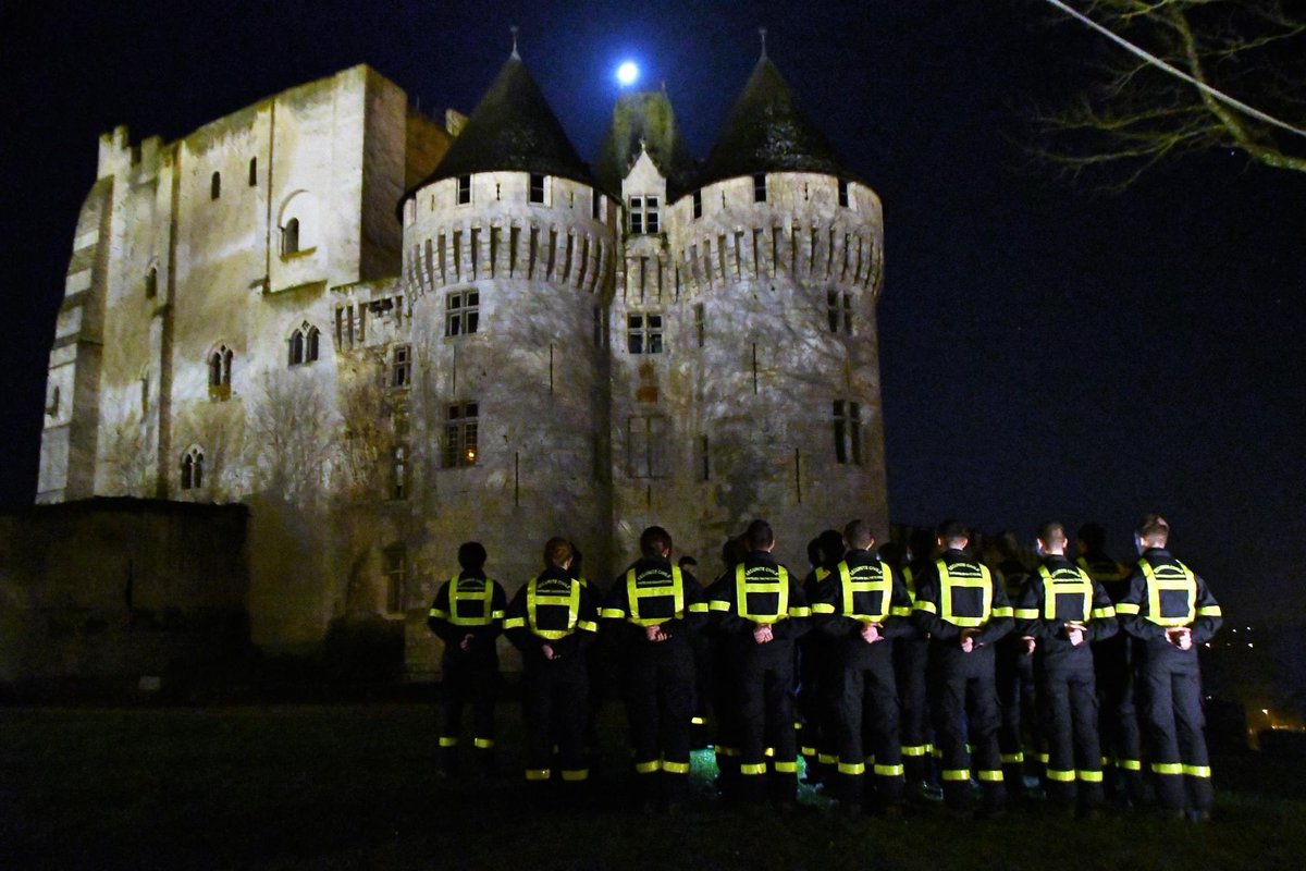 riisc_1's tweet image. 🇫🇷 Présentation au Drapeau des volontaires de l&apos;@armeedeterre entourés de leurs familles et du régiment. Après leur formation à l&apos;#UIISC1, #UIISC5 et #UIISC7, ces militaires sont prêts à partir en intervention avec leurs Ainés, s’inscrivant dans l&apos;héritage de nos Anciens.🧑‍🚒🤝