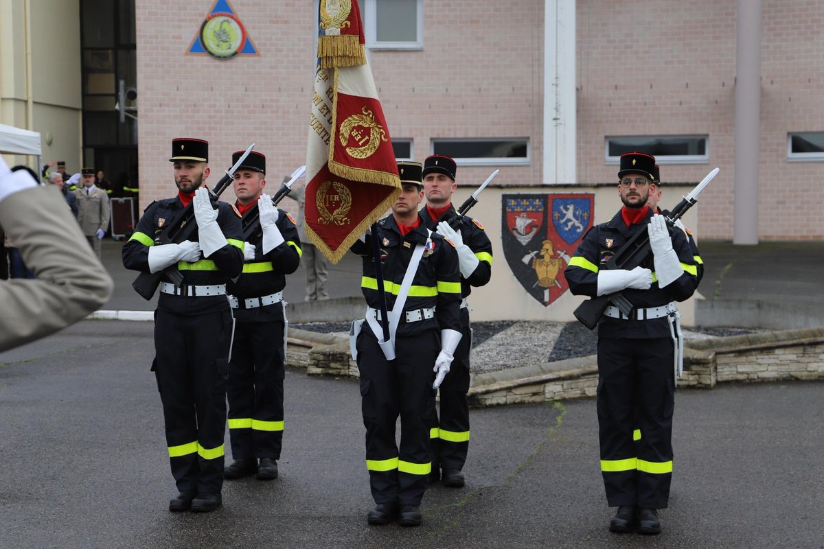 riisc_1's tweet image. 🇫🇷 Présentation au Drapeau des volontaires de l&apos;@armeedeterre entourés de leurs familles et du régiment. Après leur formation à l&apos;#UIISC1, #UIISC5 et #UIISC7, ces militaires sont prêts à partir en intervention avec leurs Ainés, s’inscrivant dans l&apos;héritage de nos Anciens.🧑‍🚒🤝