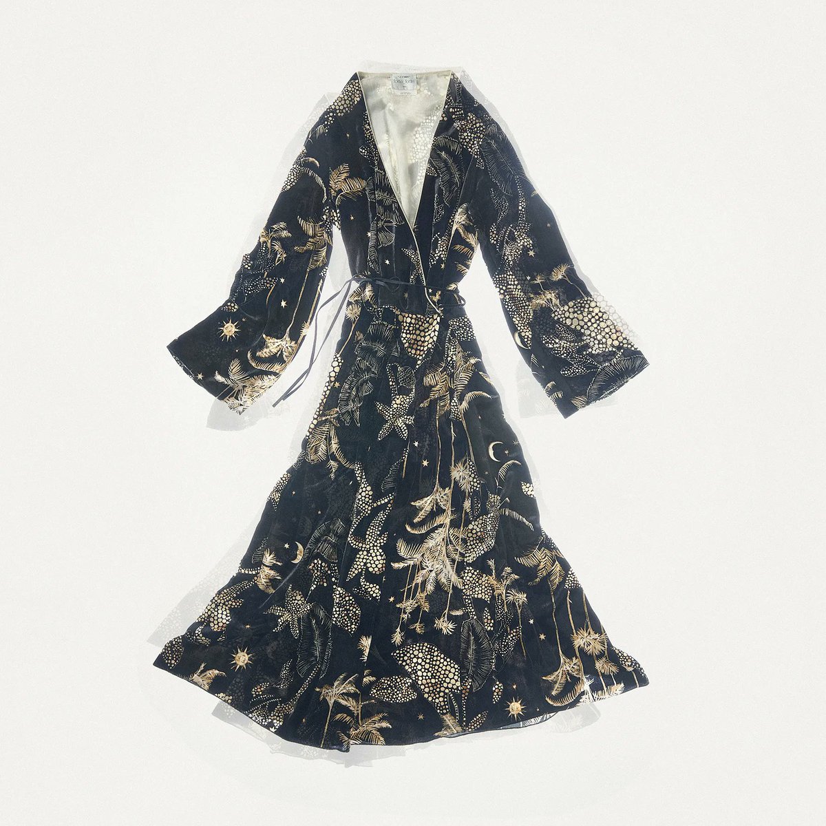 forte_forte's tweet photo. “mi alma selvaje”: flowers and natural elements glowing warmly and swaying softly in a night sky – noche nuances embrace avorio hues, revealing a sense of contemporary elegance.
#forte_forte #aw22 #mialma https://t.co/kZb249onER