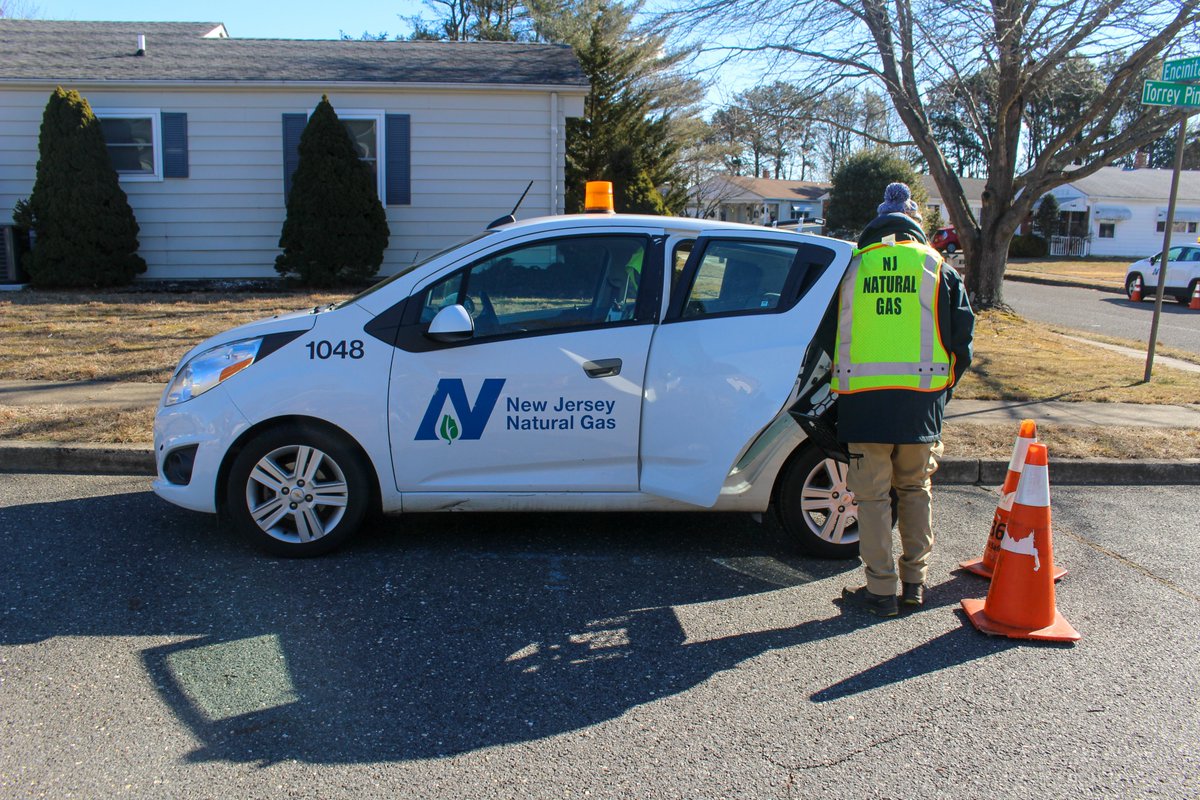 NJNaturalGas's tweet photo. Even on the coldest days of the year, our #dedicatedemployees are hard at work. Remember to slow down, use caution and move over when approaching a utility vehicle.
Thank you for continuing to be our #partnerinsafety! #monmouthcounty #morriscounty #oceancounty https://t.co/p4ZrwIjo7C