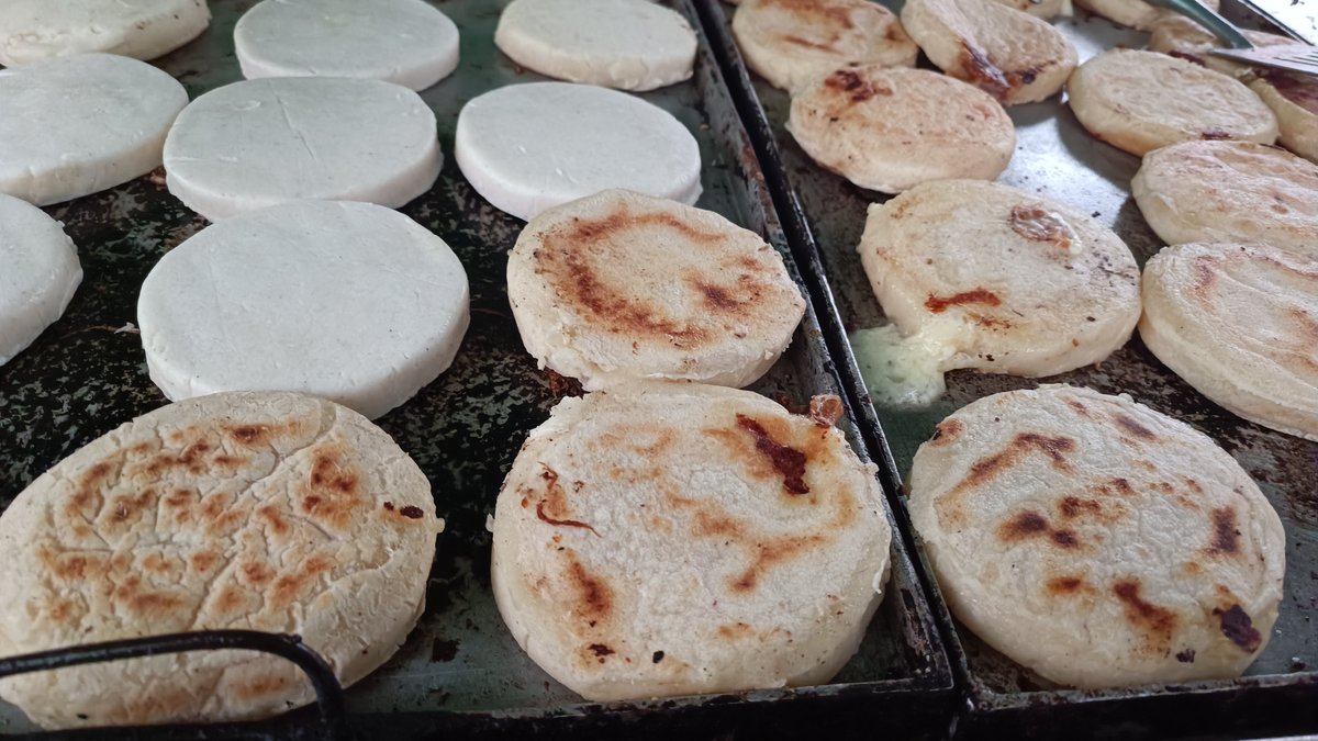 #HistoriasGLP El #GasLP es el aliado de los puestos de comidas rápidas por su fácil portabilidad, rápida instalación y mantenimiento. Fotos: puesto de arepas de yuca en el sector de Cedritos, Bogotá.