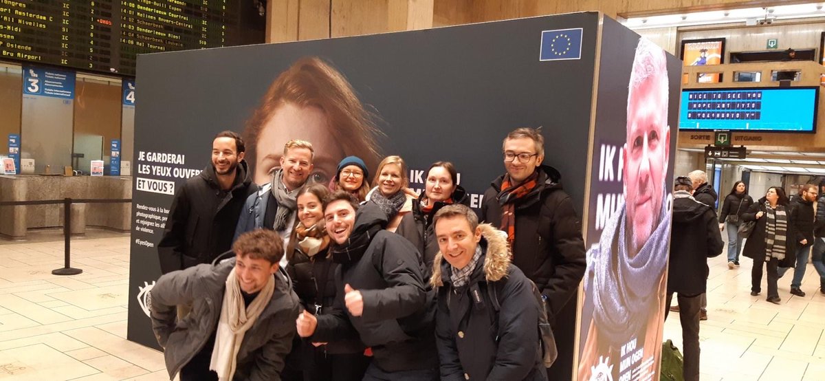 📸<a href="/EU_Justice/">EU Justice</a> staff attempting to take a group photo using #EyesOpen photo booth at Gare Centrale station in Brussels 🇧🇪

Think you can do better?⤵️