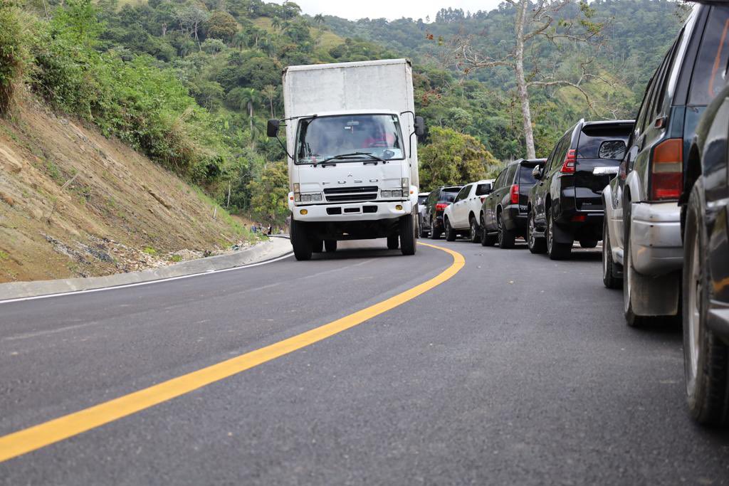 scarletbenzan's tweet photo. Querían ver obras? Que nos caigan atrás. 

Esperando al señor presidente. Esta carretera impactará grandemente este ciudad. Carretera de los Higos en Santiago. https://t.co/qMwzk4D5aX