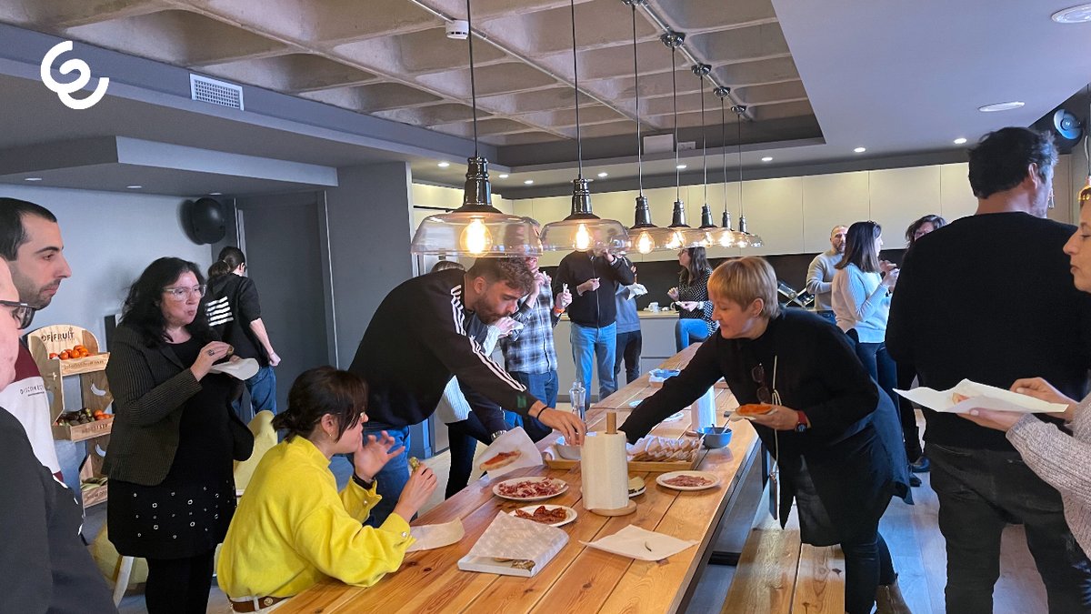 enreach_es's tweet photo. ¡Las buenas costumbres, no se deben perder! 😋 Esta semana hemos dado la bienvenida a nuestras últimas incorporaciones con un desayuno de escándalo 🥞🥐.
 
#Enreach #Enreachers #Welcome #Desayuno #Breakfast #Team #TeamBuilding #WorkWonders #CreateContactMagic https://t.co/3U7doWwDn6