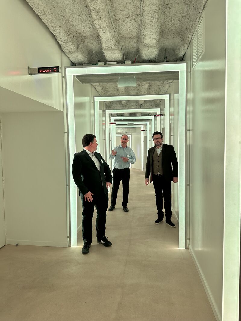 moorcroftsllp's tweet image. A nice snapshot of our Head of Tech &amp;amp; IP @andrewjskatz with @mirkoboehm and Daniel Melin at their space-age venue in Brussels for the EU Open Source Policy Summit today.

#EUOpenSource #opensourcesoftware #opensourcecommunity #opensourcepolicysummit #opensource @OpenForumEurope