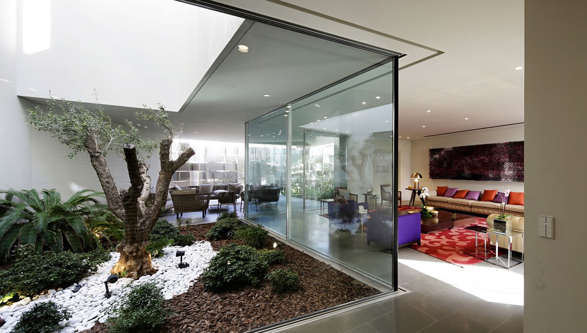 ArchHesham's tweet photo. #حكايات_المعماري_هشام

لمنزل يقع في الكويت. 

انغلاق عن الخارج وانفتاح على الداخل، بلا نوافذ، لكن بأربع أفنية داخلية تطل عليها غرف المنزل! 

#مارأيكم https://t.co/ceyqw8YdT1
