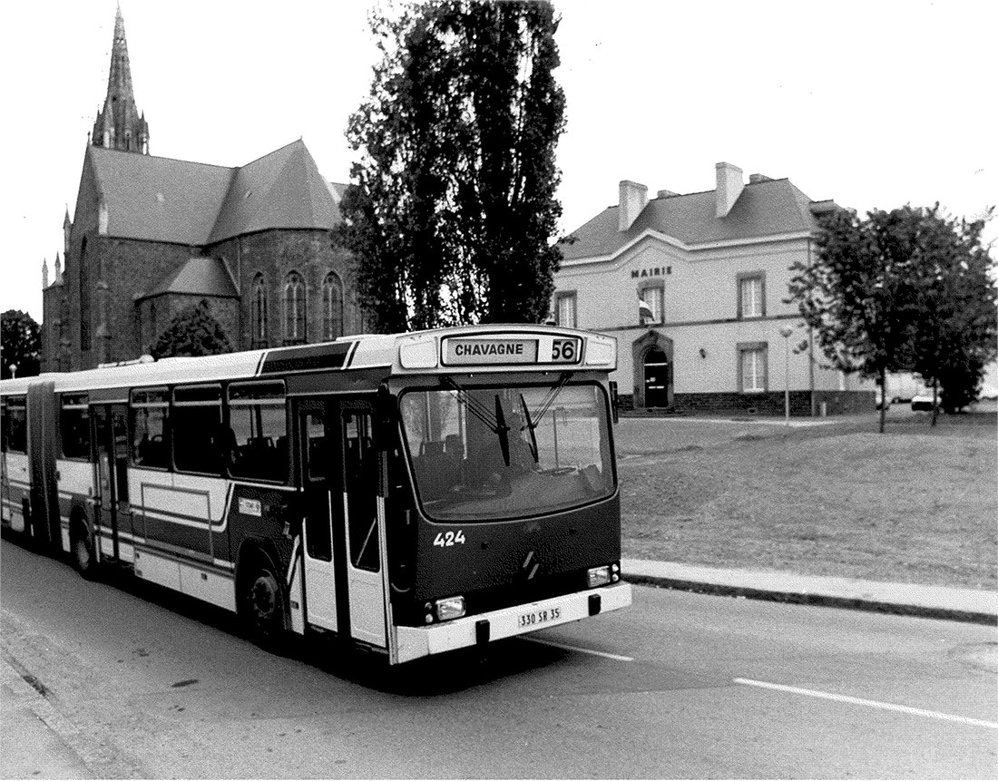 STARmeparle's tweet photo. [STARCHIVE ⭐]

Notre belle ligne 56 direction @ChavagneInfos35 🥰

📸 A votre avis, de quand datent ces photos ? Dites-le nous en commentaires ! 👇

#rennes #archives #bus #chavagne #metro #metropolerennes #transports #centreville #transportcommun https://t.co/zvp3XJiMGk