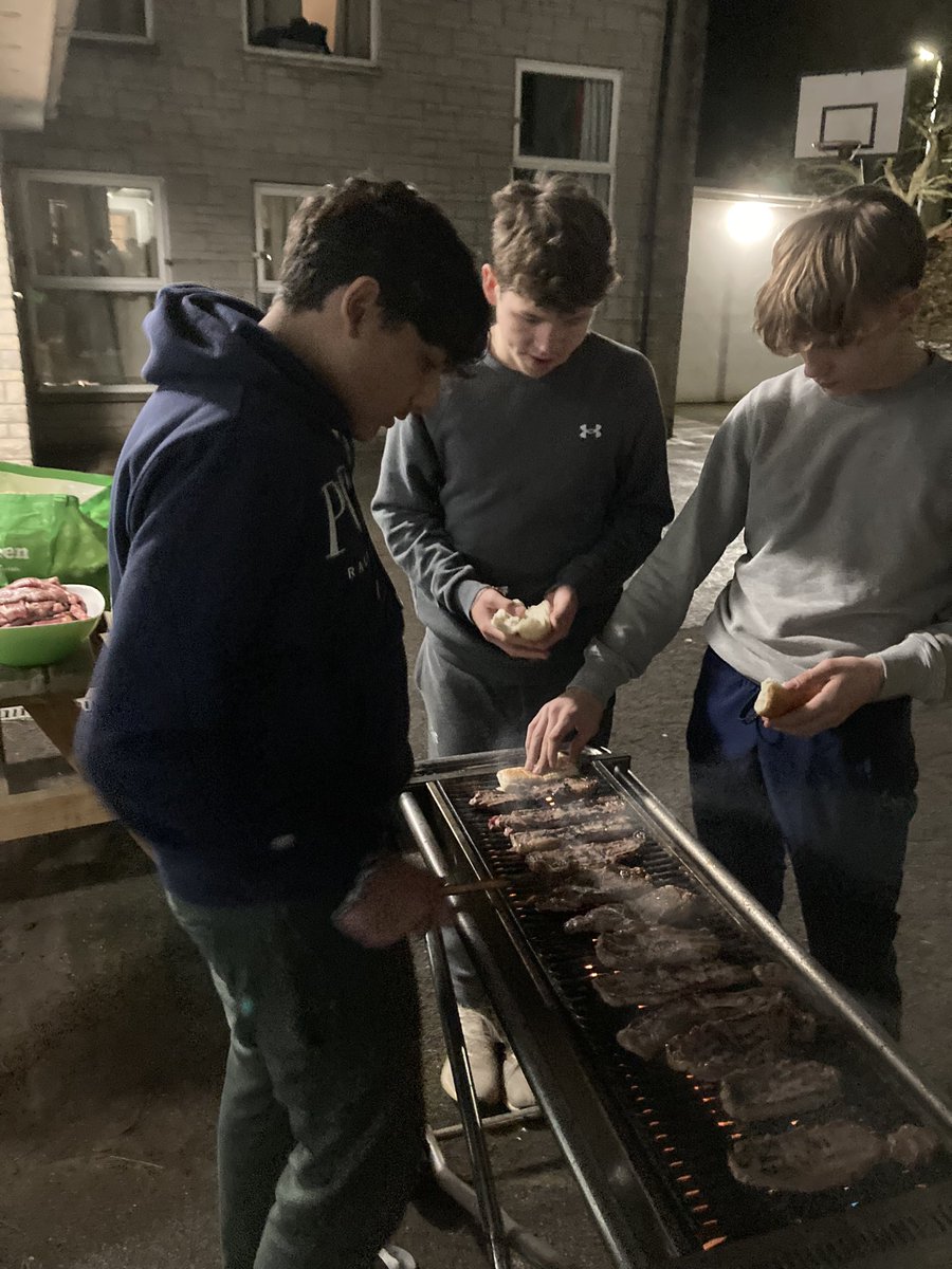 Steaks cooked beautifully by Ishaan tonight, under the tutelage of the wonderful Mr Jennings. Lovely seasoned sirloins! #britishbeef #butchers <a href="/MillfieldBP/">Millfield Boarding</a>