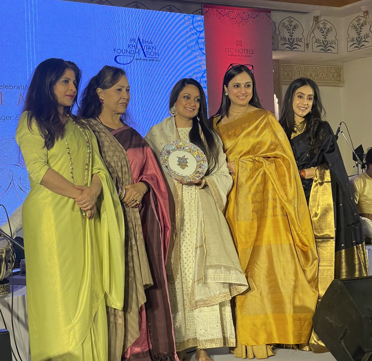 Our @ehsaaswomen presenting a token of appreciation to @sonamkalra. The plate is designed by our inhouse artist and embodies the spirit of the Foundation - अपनी भाषा अपने लोग. @shaziailmi @KakkarVinnie @aprakuchhal @ITCHotels