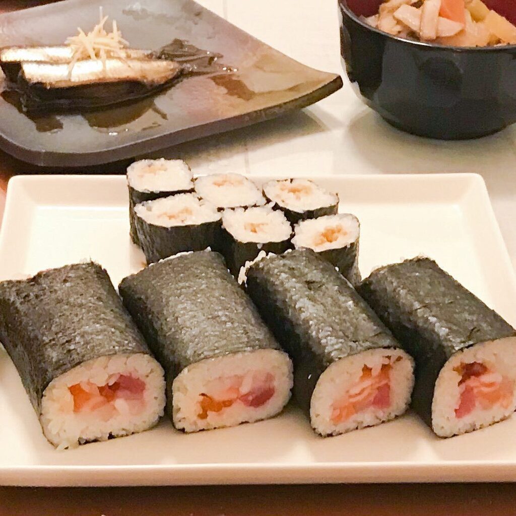 70_gome's tweet photo. 節分のパパ料理

恵方巻き
けんちん汁蕎麦
鰯の梅煮

去年と同じ？

#恵方巻き　#けんちん汁　#けんちん汁蕎麦　#鯖の梅煮　#節分　#パパ料理　#foodporn https://t.co/xjA0EaQ7QC