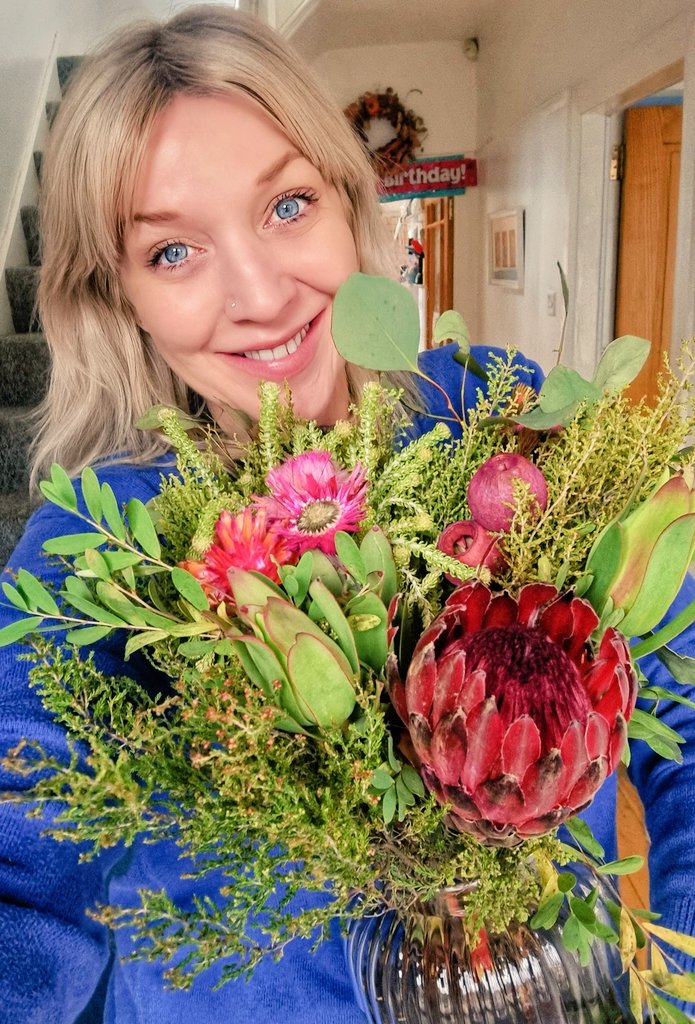 Unlike Miley Cyrus, I don't need to buy myself flowers! Instead @kerry_mclean bought me these beauties and wished me well for taking over her show this Sunday.😍
Kerry is now on air sat and sun 7am
I'm on 2pm on Sunday on @bbcradioulster @BBCRadioFoyle @BBCSounds 
#newshows #BBC