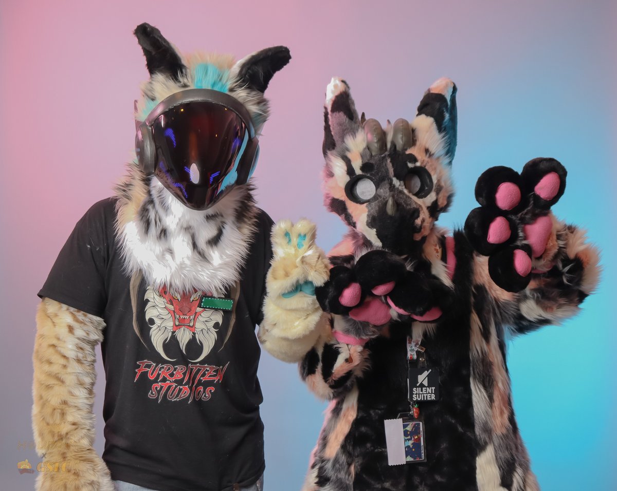 GSFurCon's tweet photo. the work that had to go into all those patches of colored fur... its beautiful. And can I say that the little highlights of green on the protogen are very well done. and pretty neat! #fursuitfriday #GSFC2022 #Furry
π·: Holiday
π¦:@holidaythefox
Insta: @holidaythefox https://t.co/puUJzFIUWp