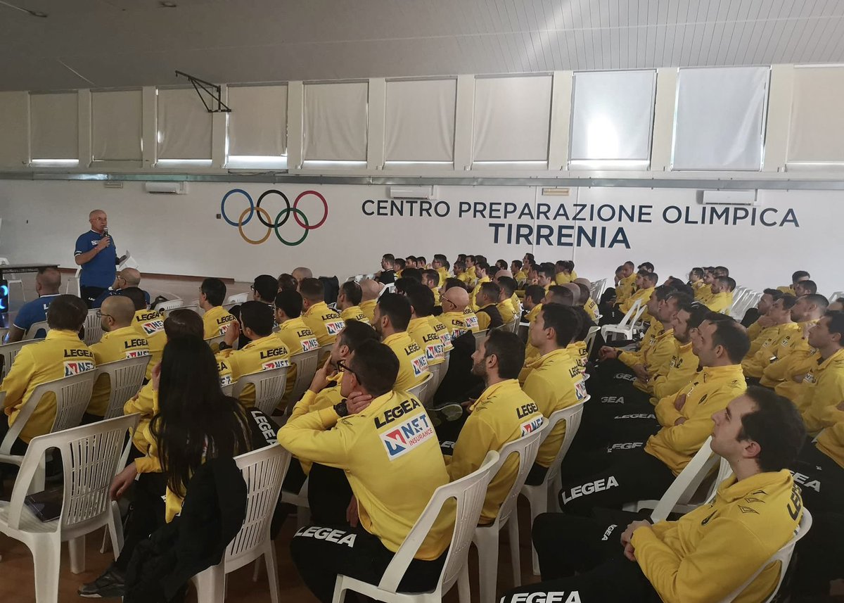 AIA_it's tweet photo. Al via il raduno #CAN5 di metà Campionato al CPO di Tirrenia. "Lavoriamo per un solo obiettivo: la crescita del movimento del #Futsal". Così il Responsabile Francesco Falvo si è rivolto alla sua squadra e ai delegati della Divisione Calcio a 5 della #FIGC presenti.
#AIA #calcio https://t.co/UbjaNgLbrf