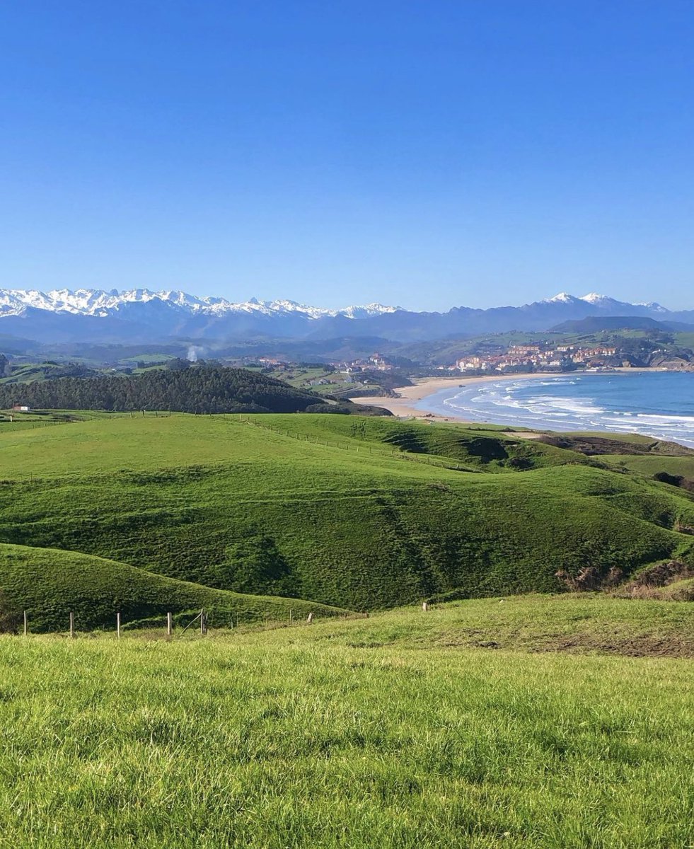 Postureo_CANT's tweet photo. 💙 MAR 🌊 
💚 MONTAÑA ⛰
🤍 NIEVE ❄️ 

Todo eso en una misma fotografía, así es Cantabria 😍

📷 @AlbertoBlanco91 https://t.co/9I8eWu7dGL