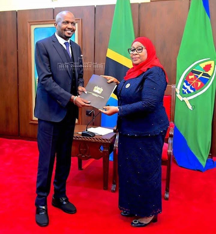 brown_nba's tweet photo. Rais wa Jamhuri ya Muungano wa Tanzania Mhe. @SuluhuSamia akipokea Ujumbe Maalum kutoka kwa Rais wa Jamhuri ya Kenya Mhe. @WilliamsRuto , uliowasilishwa na Waziri wa Uwekezaji, Biashara na Viwanda wa Jamhuri ya Kenya Mhe. Moses Kuria, Ikulu Chamwino mkoani Dodoma. https://t.co/yaSw0AOYf6