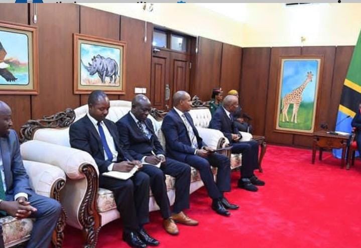 brown_nba's tweet photo. Rais wa Jamhuri ya Muungano wa Tanzania Mhe. @SuluhuSamia akipokea Ujumbe Maalum kutoka kwa Rais wa Jamhuri ya Kenya Mhe. @WilliamsRuto , uliowasilishwa na Waziri wa Uwekezaji, Biashara na Viwanda wa Jamhuri ya Kenya Mhe. Moses Kuria, Ikulu Chamwino mkoani Dodoma. https://t.co/yaSw0AOYf6