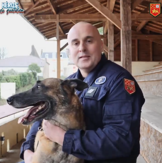 Gendarmerie_023's tweet photo. Laurent, maître de chien, et Scott, son berger malinois, se sont lancés dans un pistage difficile en octobre dernier pour retrouver une personne âgée.
Le #16février, la gendarmerie honore ses Héros du quotidien.

https://t.co/0lLRr37Fyl https://t.co/kKRRhTefct