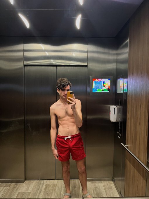 Just hoping in the elevator to grab more towels, be right back! https://t.co/wUvSBZfSt1