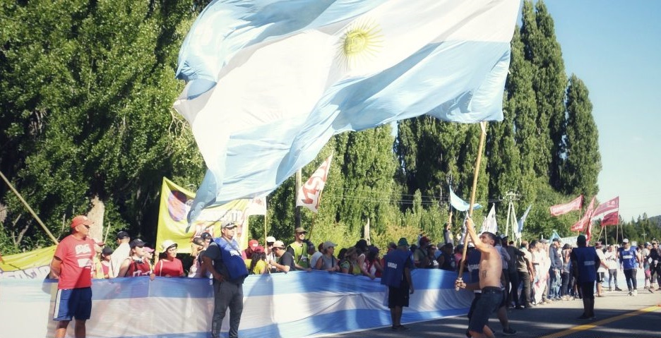 #LewisSuPatotaYLosJueces
Una banda al servicio del británico agredió a la Marcha hacia Lago Escondido que intentaban transitar por el Camino de Tacuifí. “No nos vengan con que esto es territorio de la corona británica”, advirtió Laura Leonardi.
nuestrapropuesta.org.ar/politica/4927-…