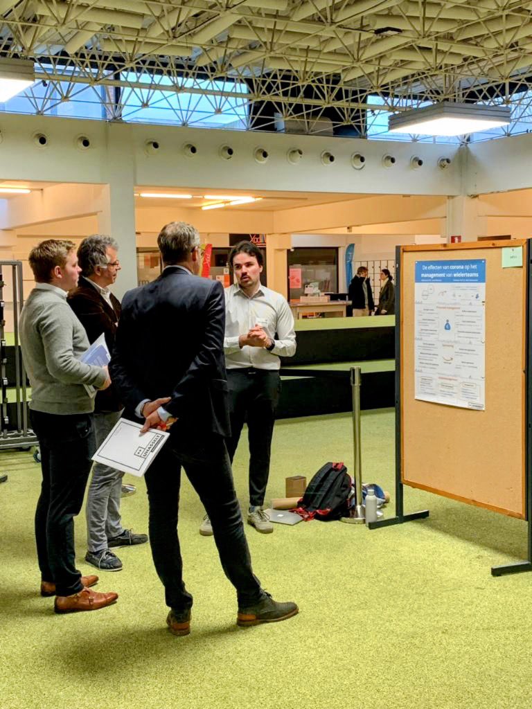 BEW_UHasselt's tweet photo. Vandaag is het #posterbeurs! Onze studenten verdedigen hun #masterproef voor een panel van interne en externe juryleden. Veel succes aan onze studenten! 🍀🙌 En een dikke dankjewel aan onze juryleden voor hun deskundig oordeel 🙏 https://t.co/HICcus4nIt