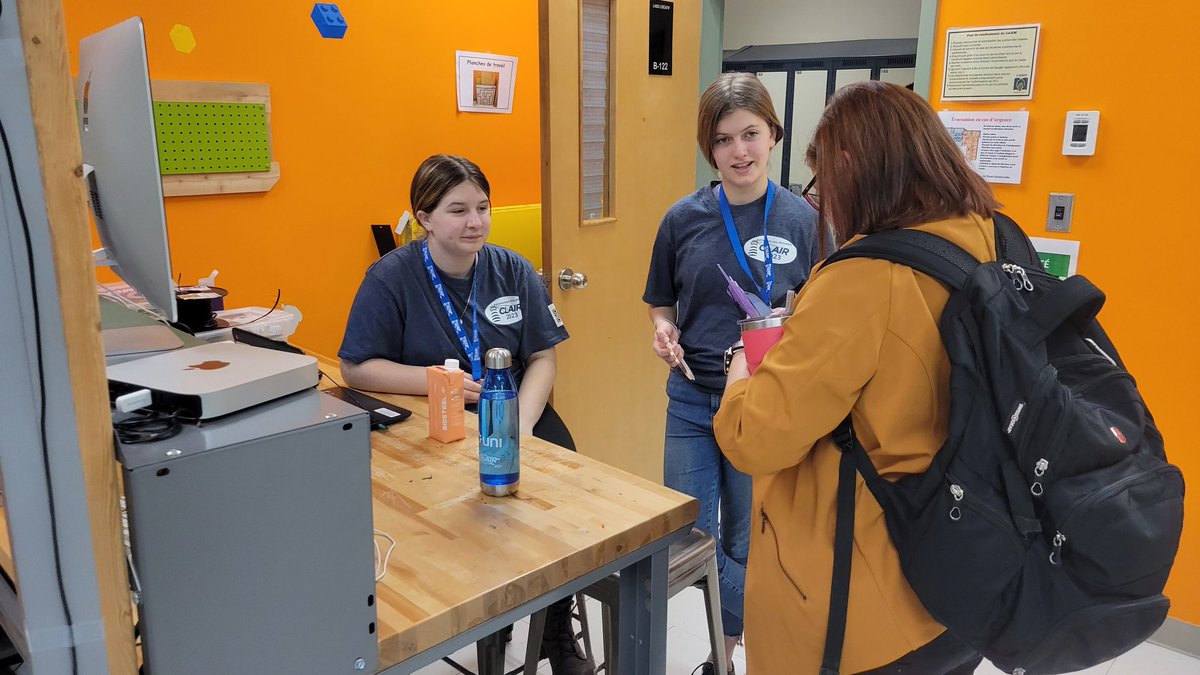 labos_creatifs's tweet photo. Malgré la fermeture des écoles, les élèves de Clair sont arrivés pour présenter leurs projets?!?! Quelle communauté!!! #Clair2023 https://t.co/8VVTHhongz