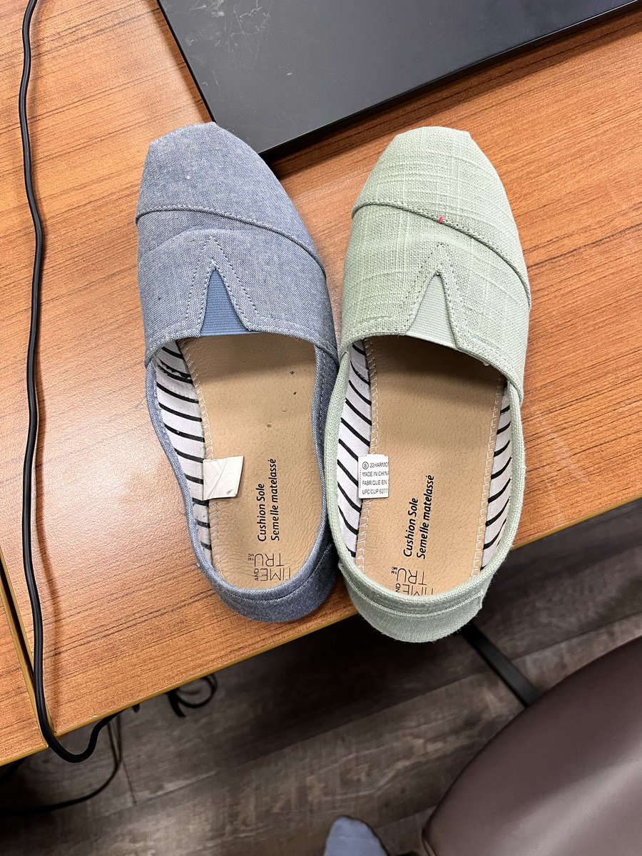 RShellsey's tweet photo. Grabbed my work shoes in the dark this morning.
This might not work.
#samefoot #differentcolors #fridaymorning #whattodo #hilarious https://t.co/7OiUsOOzYW