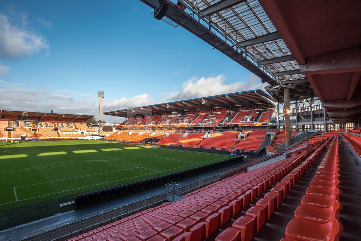 🚨 Le musée des trophées du FC Lorient a été cambriolé dans la nuit.

Heureusement, les malfaiteurs n'ont trouvé aucun butin à dérober.

(Stars80)

#fclorient