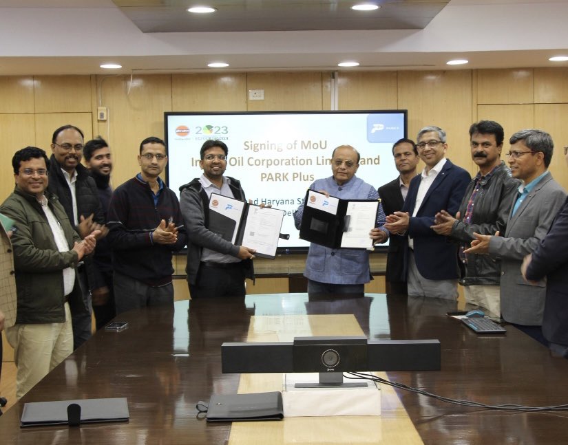 IOCL Delhi takes a leap into Electric Mobility era. MOU signed with ParkPlus for setting up EV chargers in public places (Residential Societies, Malls, Office complexes, Public parking places, etc.)

#PehleIndianPhirOil 

<a href="/ChairmanIOCL/">ChairmanIOC</a> <a href="/DirMktg_iocl/">Director (Marketing), IndianOil</a> <a href="/Bohrashyam2/">Shyam Bohra</a>