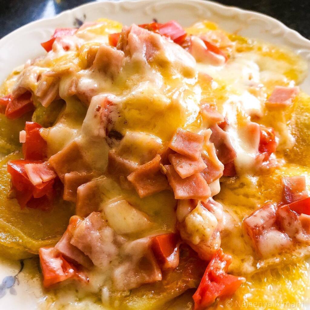 Naisenya's tweet photo. Loaded Potatoes with Ham, Cheese &amp; Tomatoes 😋🍖🧀🍅🥔

@happycowdairy @sangarebrands @farmerschoiceke 

#ham #cheese #tomato #sautéed #potatoes #loadedpotatoes #comfortfood #Friday #lazymeals #deli #cheddar #mozzarella #snack #Kenyanfoodie #feedfeed … https://t.co/OqLZ0OlA1n https://t.co/TAGUoKZygL