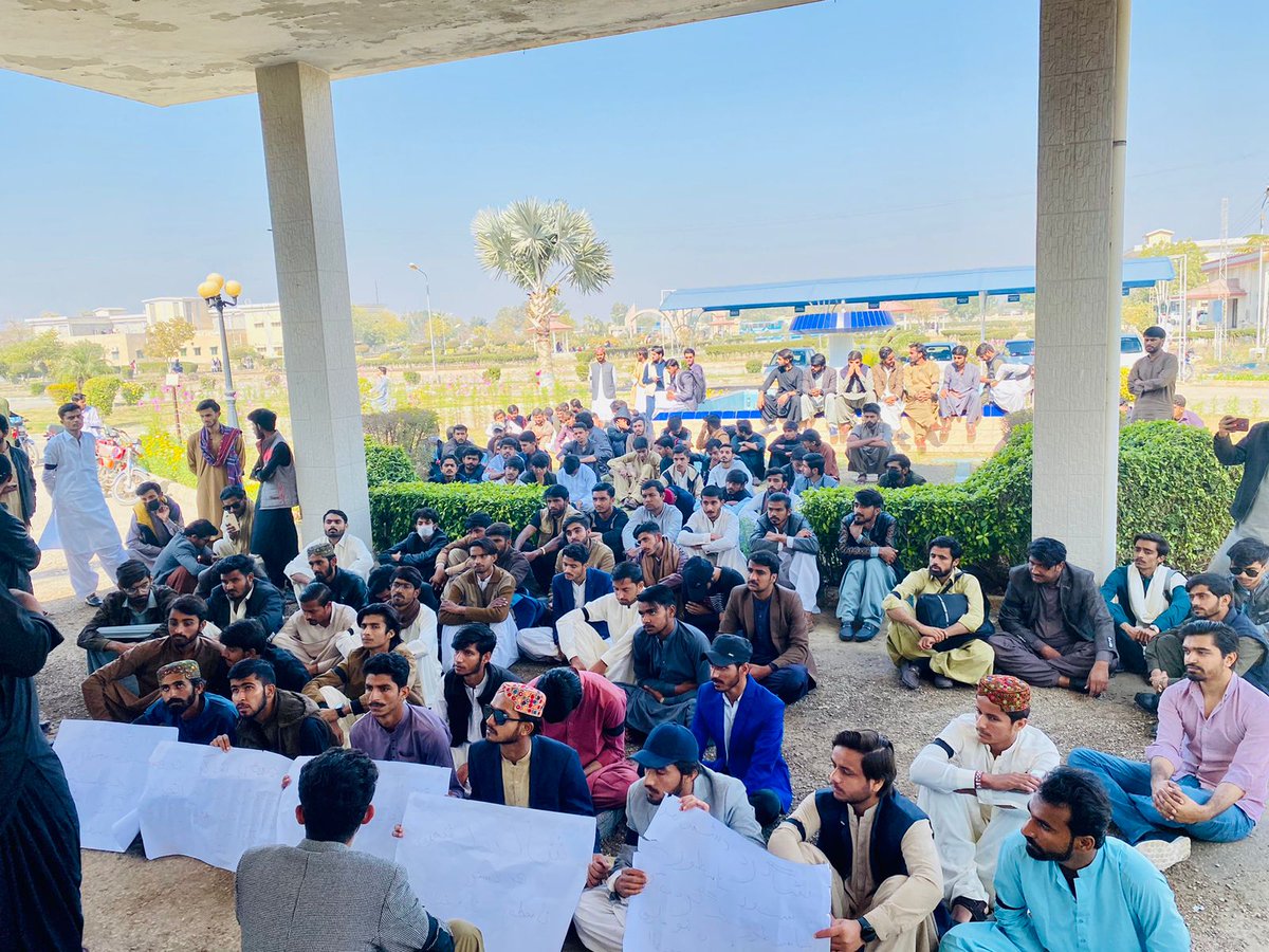 AqibHussainPSF's tweet photo. Administration is'nt giving any sort of attention to our demands for which we are chanting since last 5 days. University labs must be upgraded to the modern standards. 
#QuestStudentsWantsJustice
@BBhuttoZardari
@AseefaBZ @FaryalTalpurP @psfmansoor @sardarshah1 @MuradAliShahPPP https://t.co/ARVH4TZVpO
