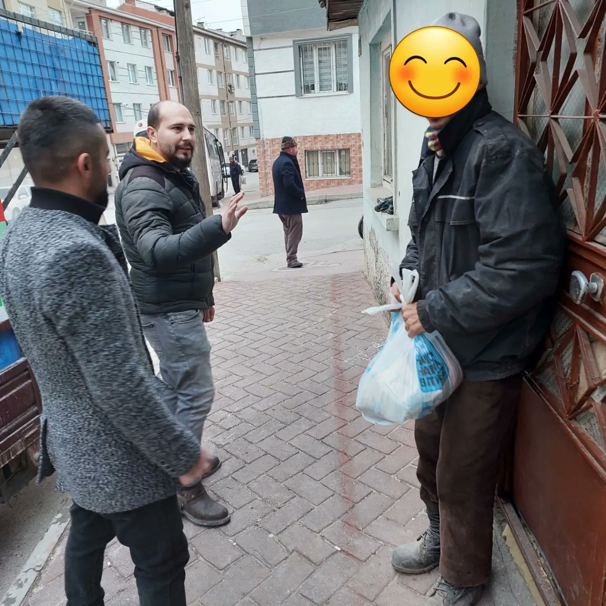 AkOdunpazariGnc's tweet photo. İlçe Başkanımız Özcan Yıldız Erenköy Mahallesinde hane ziyaretleri yaparak ailelere ikramlarda bulundu. https://t.co/Z88T4uKsC4