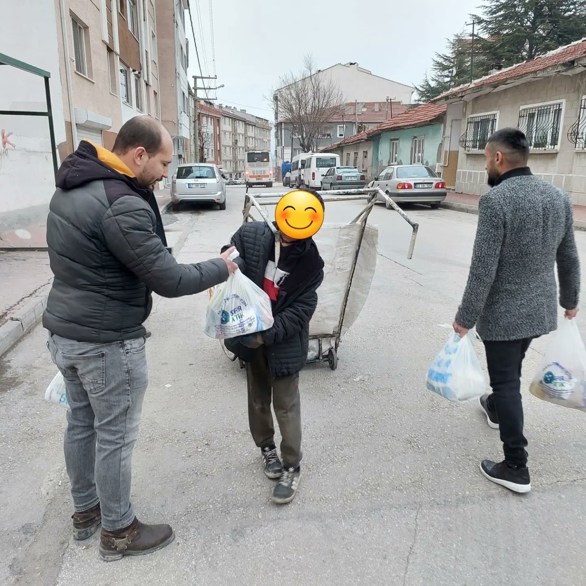 AkOdunpazariGnc's tweet photo. İlçe Başkanımız Özcan Yıldız Erenköy Mahallesinde hane ziyaretleri yaparak ailelere ikramlarda bulundu. https://t.co/Z88T4uKsC4
